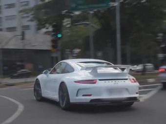 Porsche-911-GT3-Being-Stalked-In-Brazil