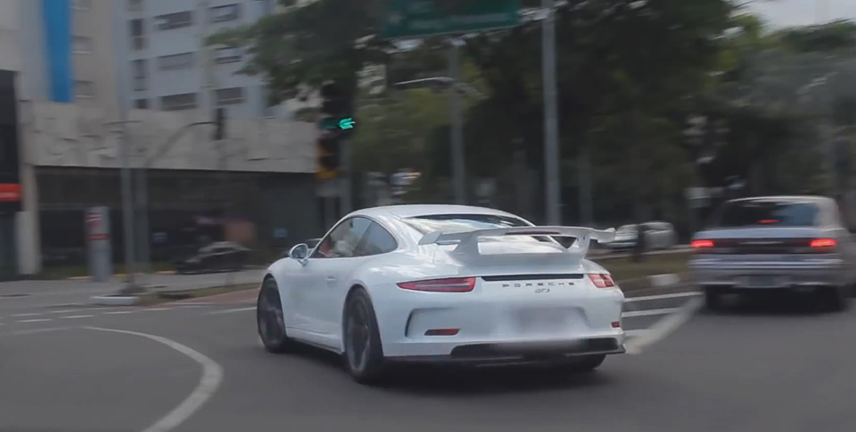 Porsche-911-GT3-Being-Stalked-In-Brazil