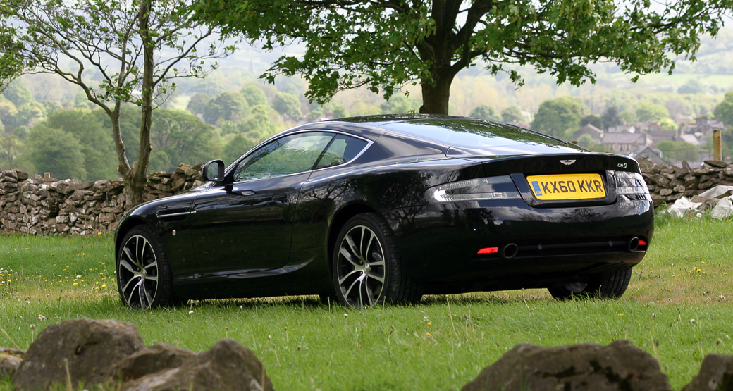 Aston-Martin-DB9-Carbon-Black-O