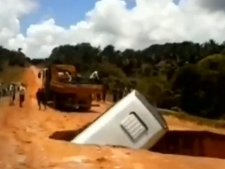 Brazil-Bus-Swallowed-Up-By-Sinkhole