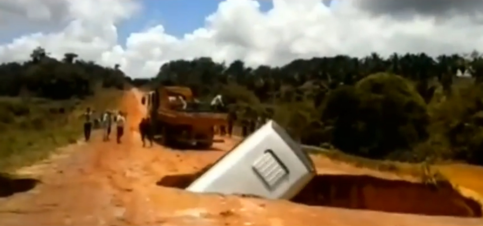 Brazil-Bus-Swallowed-Up-By-Sinkhole