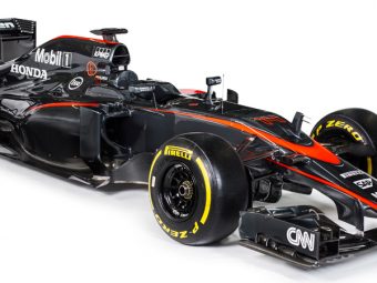 McLaren-MP4-30-Pose