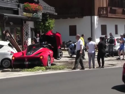 LaFerrari-Crashed