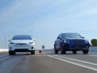 Tesla-Model-S-vs-Bentley-Bentaga