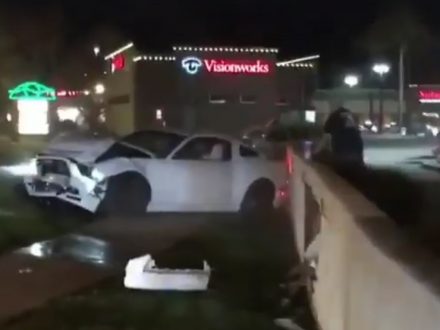 Ford-Mustang-Car-Meets-Crah