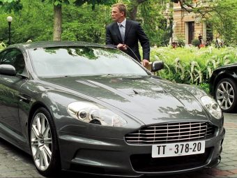 Casino-Royale-Daniel-Craig-James-Bond-Parking-Aston-Martin-DBS-Dailycarblog