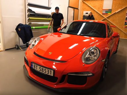 vinyl wrapping a Porsche 911 GT3, Norway, Oslo, dailycarblog.com