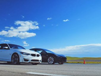 BMW vs Tesla dailycarblog.com