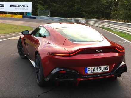 V8 Vantage Humiliated by humble Honda Civic Type R - Dailycarblog.com