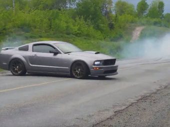 Mustang Burnout Performed by Donuts - dailycarblog