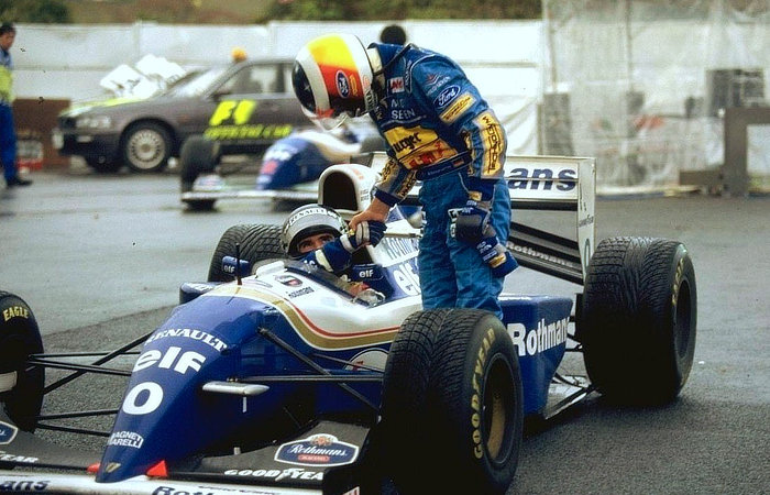 Michael Schumacher congratulates Damon Hill - Suzuka 1994 - Daily Car Blog