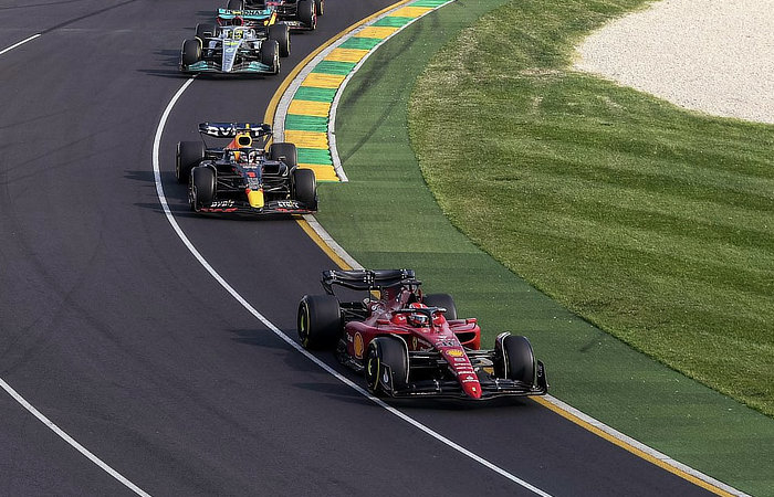 2022 Australian GP - Leclerc leads Verstappen