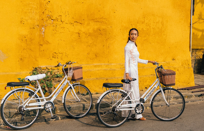 Cyclist in China - Yellow wall