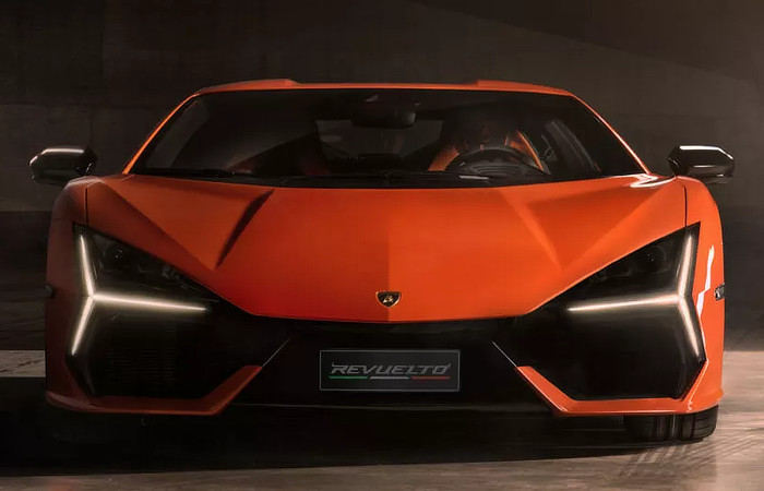 Lamborghini Revuelto - Front
