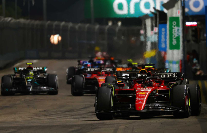 2023 Singapore Grand Prix - Carlos Sainz leads