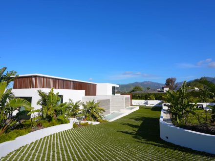 Hyperstyle: Enes Yilmazer Tours A Stunning Malibu Super mansion