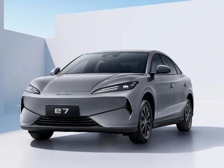 BYD e7 EV sedan - Master Stance