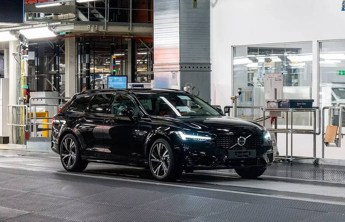 The last Volvo V90 rolls off into retirement