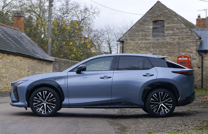 Lexus RZ300e apžvalga – 003