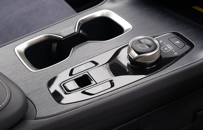 Lexus RZ300e apžvalga – 010