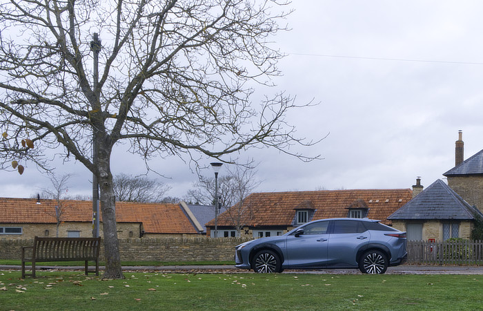 Lexus RZ300e apžvalga – 016