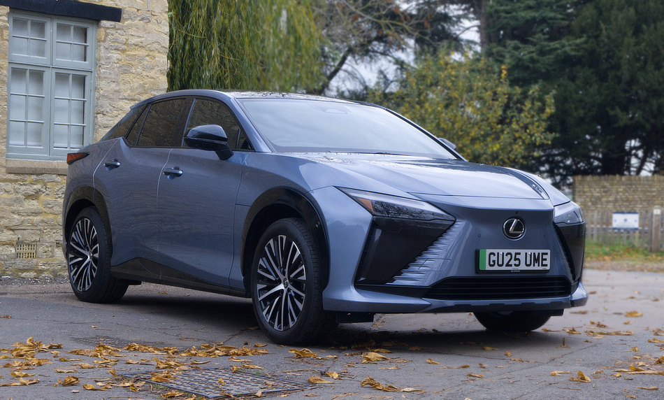 Review Lexus RZ300e FWD