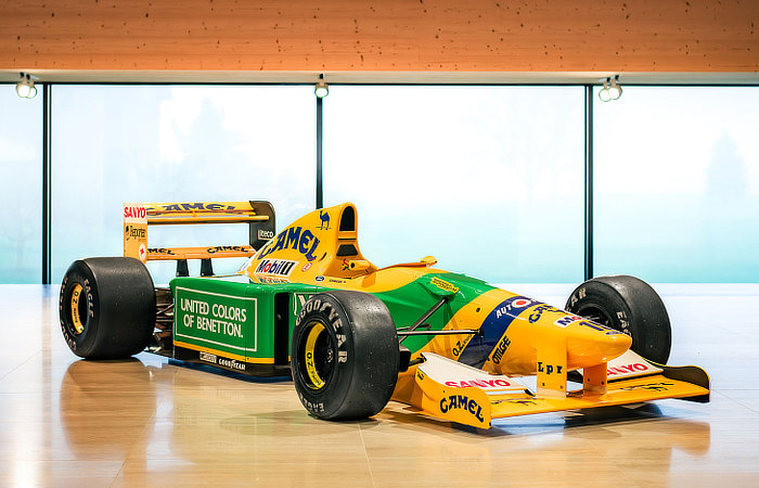 Michael Schumacher's Benetton B-192 05 F1 Car - Studio Stance