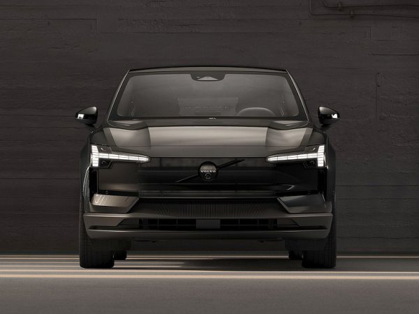 Volvo EX30 Black Edition - Stance