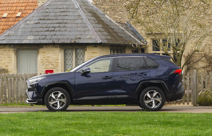 Toyota RAV 4 PHEV - Country Life - 004