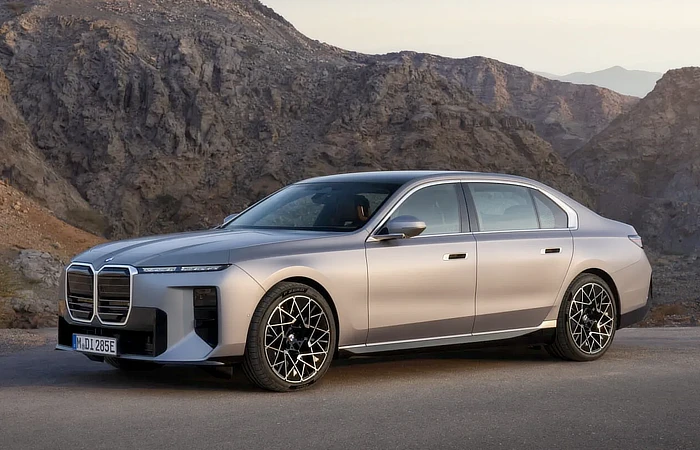 2026 BMW 7 Series Update - Sunset Stance