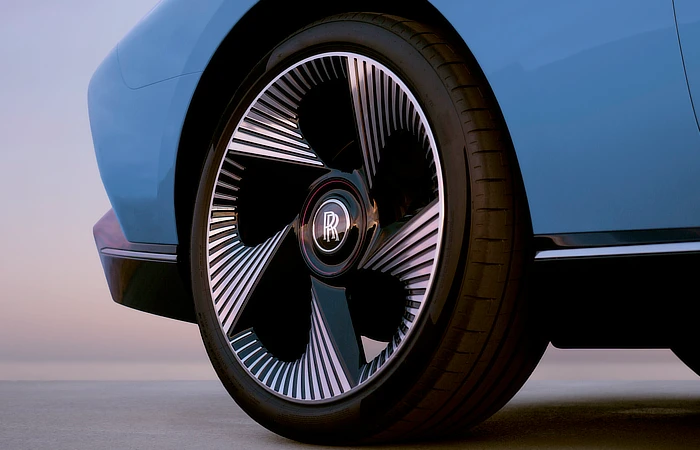 „Rolls Royce“ projektas „Lakštingala“ – „Wheel Stance“.