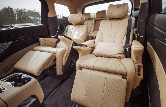 Denza D9 MPV - Captain's seats