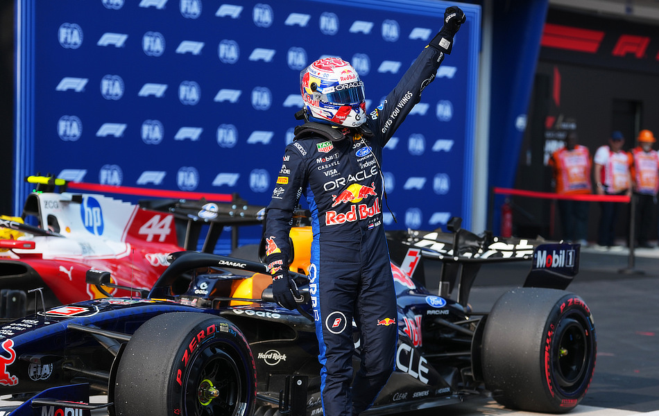 2026 Bahrain Grand Prix - Max verstappen pushes the air after taking pole