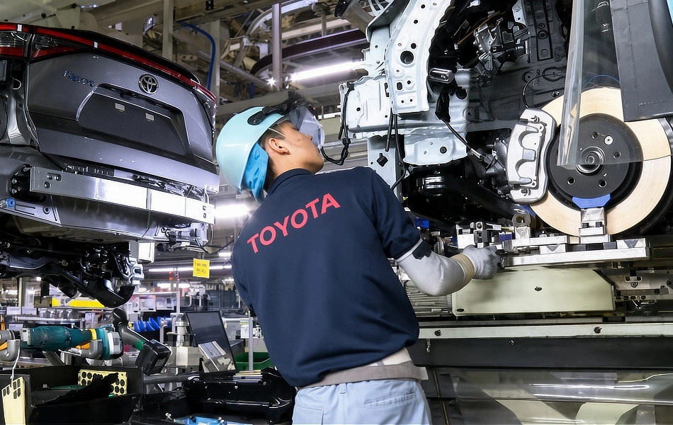 Japan’s Auto Unions Target Bigger Pay Rises in 2027 To Counter China
